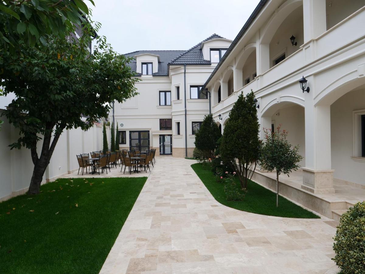 Grant Boutique Hotel Арад Экстерьер фото The courtyard of the hotel