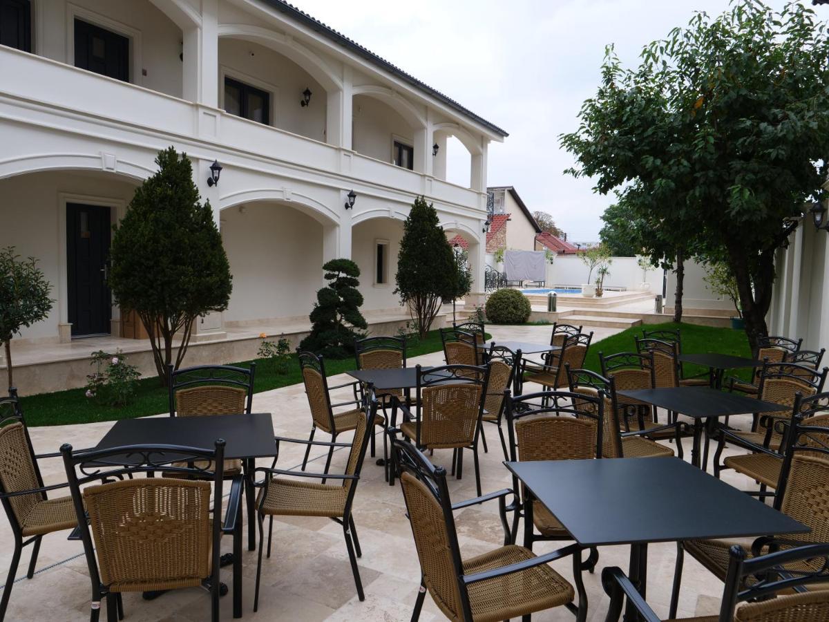 Grant Boutique Hotel Арад Экстерьер фото The courtyard of the hotel