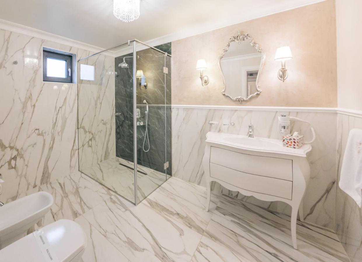 Grant Boutique Hotel Арад Экстерьер фото Bathroom with marble tiles