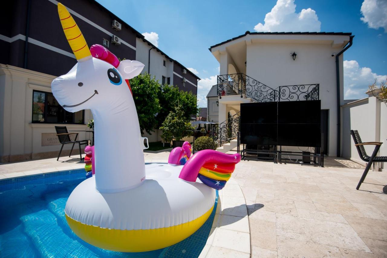 Grant Boutique Hotel Арад Экстерьер фото A unicorn float