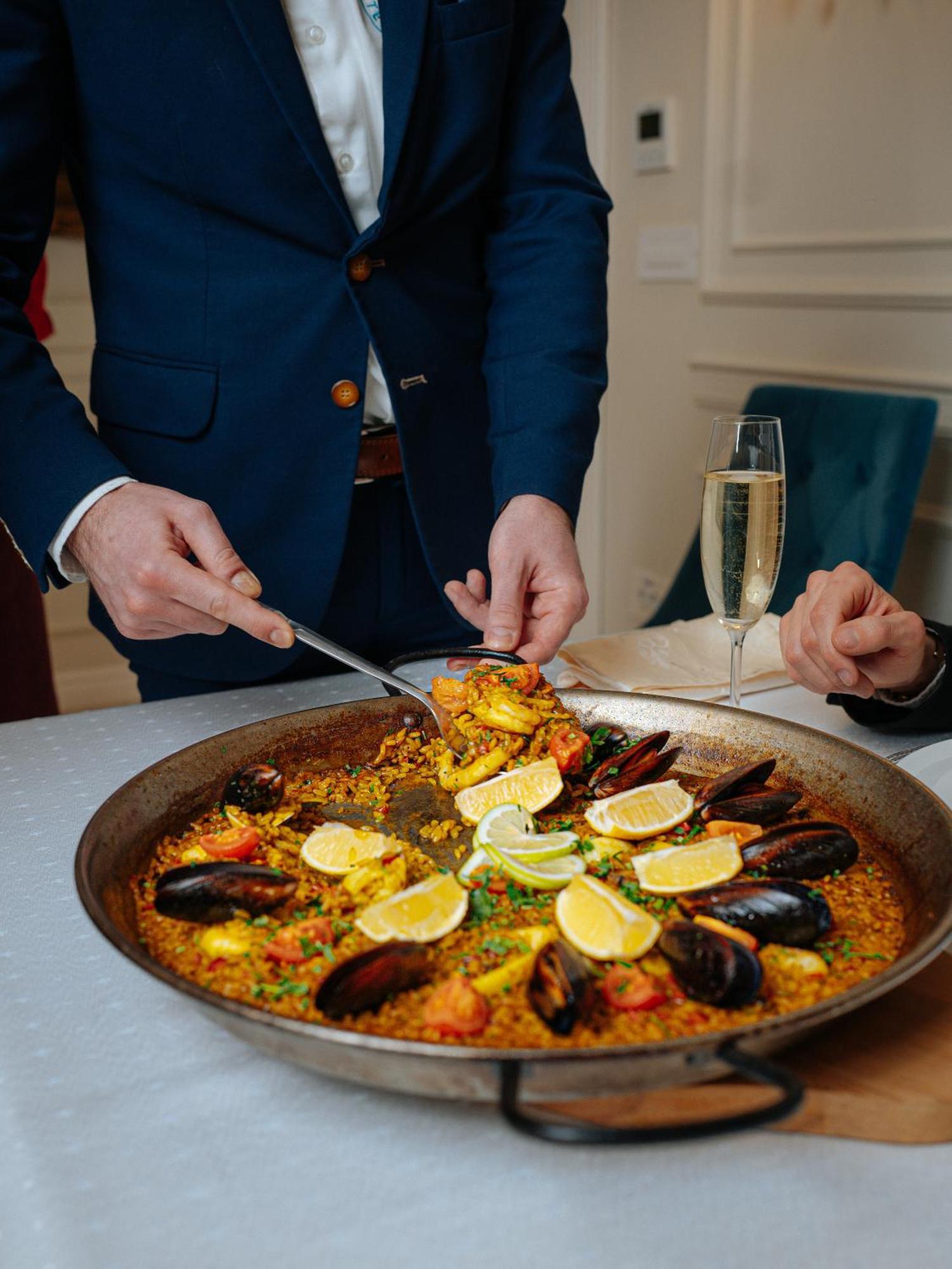 Grant Boutique Hotel Арад Экстерьер фото Paella being served