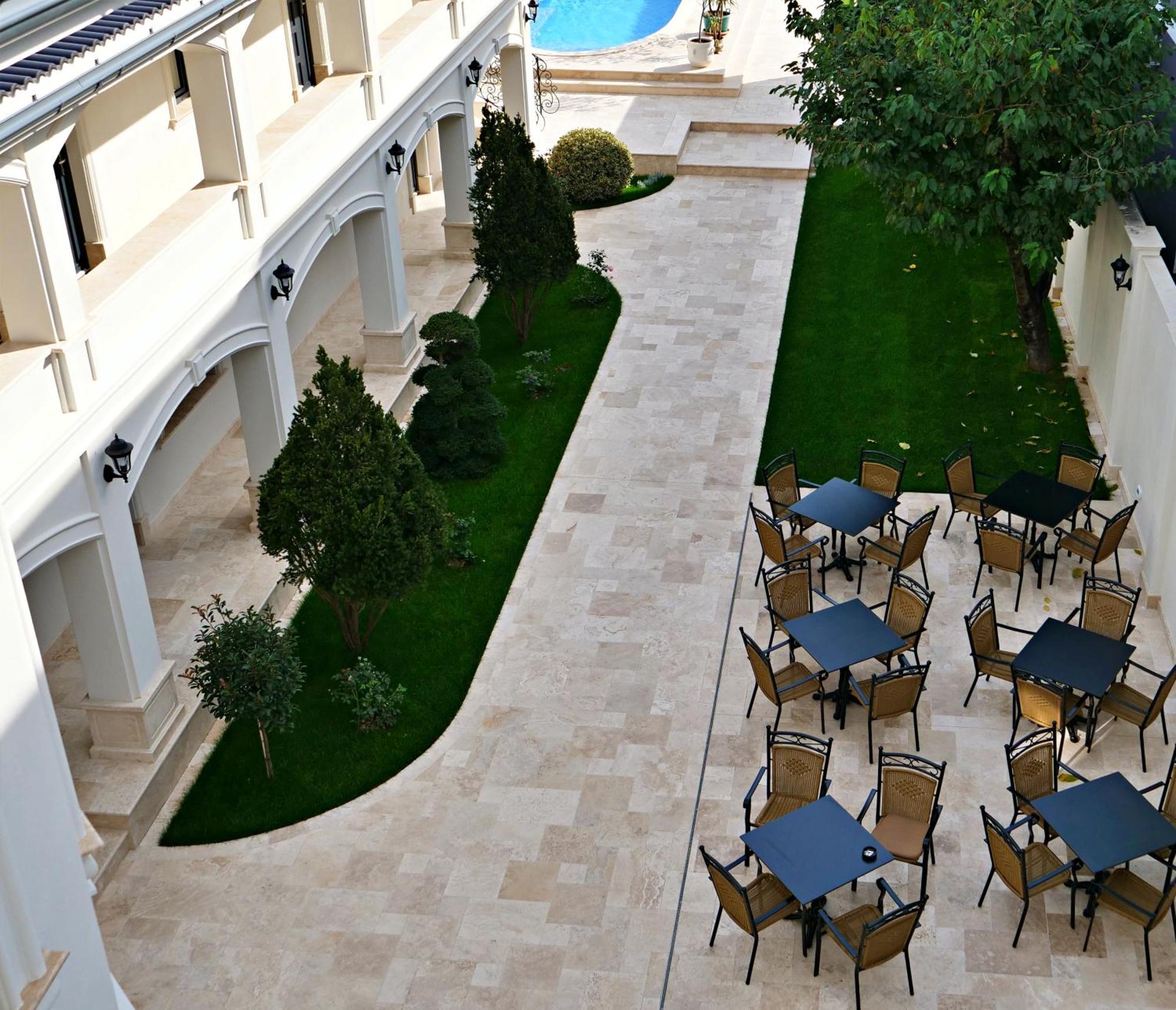 Grant Boutique Hotel Арад Экстерьер фото The courtyard of the hotel